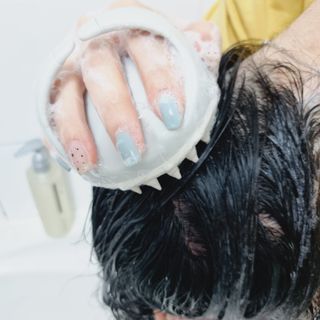 MOAMANEMUNAH 모아만에무나 플러스 두피 탈모 완화 기능성 샴푸 + 브러쉬 2종 세트 — 5점을 준 리뷰어가 2021년 10월 올린 사용 사진