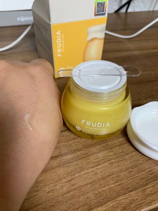 [후르디아] 미백 기능성 감귤 브라이트닝 크림 — 5점을 준 리뷰어가 2021년 4월 올린 사용 사진