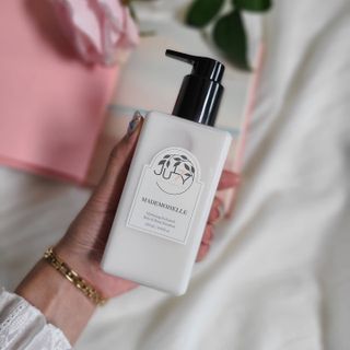 줄라이 모닝 _ JULY MORNING 줄라이모닝 하이드레이팅 퍼퓸드 바디앤핸드 에멀젼 — 5점을 준 리뷰어가 2021년 9월 올린 사용 사진