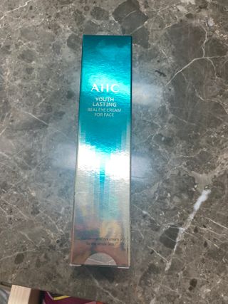 [NEW 탄력유턴 아이크림] AHC 유스 래스팅 리얼 아이크림 포 페이스 — 3.5점을 준 리뷰어가 2021년 2월 올린 사용 사진