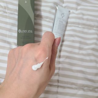올리브 오일 스킨케어 컴퍼니 [OOSC] 보송보송한 내추럴리 너리시드 핸드크림 125ml — 5점을 준 리뷰어가 2021년 4월 올린 사용 사진