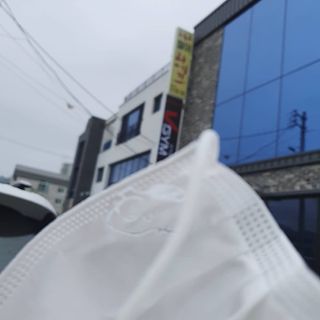 JHWORLD 스누피 마스크 정품 스누피 KF-AD 국내 비말차단 아동용 성인용 일회용 덴탈마스크 50매 — 5점을 준 리뷰어가 2021년 6월 올린 사용 사진