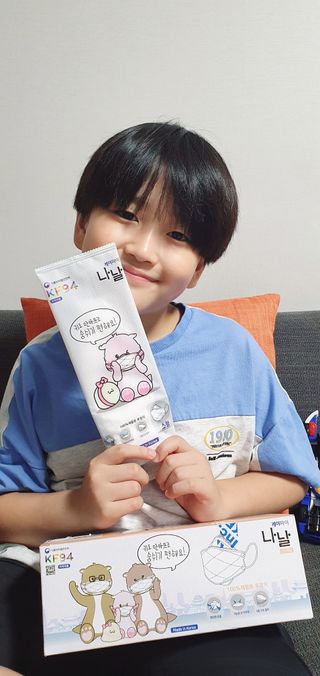 케이파이 나날마스크 [케이파이 나날] KF94 마스크 50매입 (개별포장) ,  여름에도 좋은 숨쉬기 편한 순수 국산 마스크 — 5점을 준 리뷰어가 2022년 8월 올린 사용 사진