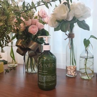 올리브 오일 스킨케어 컴퍼니 [OOSC] 향기로운 보습 로즈 제라늄 바디워시 500ml — 5점을 준 리뷰어가 2021년 4월 올린 사용 사진