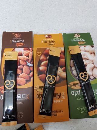 짜먹는 이지견과 짜먹는 이지아몬드, 짜먹는 이지허니피넛, 짜먹는 이지캐슈넛 각 10g X  10포 — 4점을 준 리뷰어가 2021년 3월 올린 사용 사진