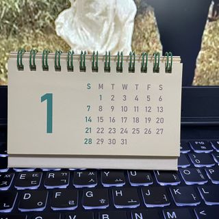 리훈 2024년달력 언더모니터 미니 탁상달력 — 5점을 준 리뷰어가 2023년 10월 올린 사용 사진