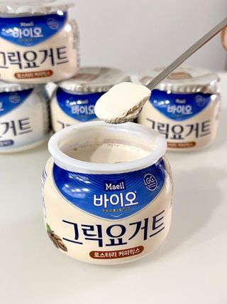 매일바이오 그릭요거트 오리지널 플레인 4개, 로스터리 커피믹스 4개 — 5점을 준 리뷰어가 2021년 12월 올린 사용 사진