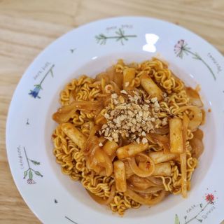 더밥  고추마녀 라볶이 +  나이스미 무설탕 현미후레이크 — 5점을 준 리뷰어가 2021년 10월 올린 사용 사진