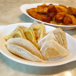 (주)성경순만두 곤약만두.콘치즈만두,삼각당면만두,당면 야끼만두,대구전통 납작만두,떡뽁이 매콤소스,달콤소스 — 5점을 준 리뷰어가 2023년 4월 올린 사용 사진
