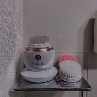 디하우트 랩 디하우트랩 클렌징 피부관리기 진동클렌저 실리콘+2종 인조모 브러시 — 5점을 준 리뷰어가 2021년 12월 올린 사용 사진
