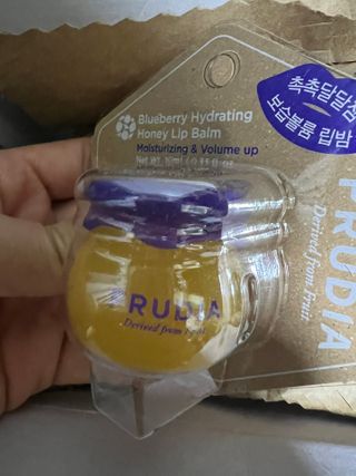 틱톡 [후르디아] 튼입술해결템 올리브영 블루베리 하이드레이팅 허니 립밤 — 5점을 준 리뷰어가 2024년 3월 올린 사용 사진