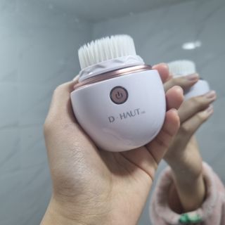 디하우트 랩 디하우트랩 클렌징 피부관리기 진동클렌저 실리콘+2종 인조모 브러시 — 5점을 준 리뷰어가 2021년 11월 올린 사용 사진