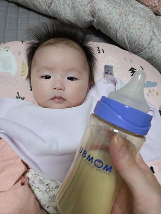 유비맘 PPSU 젖병 노꼭지_260ml_컬러 랜덤 발송 — 4점을 준 리뷰어가 2020년 12월 올린 사용 사진