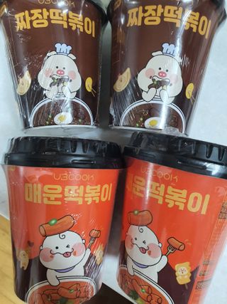 유비쿡 컵떡볶이 매운컵떡볶이2개/ 짜장컵떡볶이 2개  총 4개세트 — 3점을 준 리뷰어가 2021년 3월 올린 사용 사진