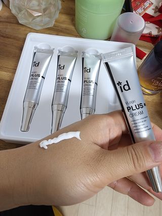 아이디플라코스메틱 아이디 브이로직 플러스 크림 15ml X 4EA — 5점을 준 리뷰어가 2022년 5월 올린 사용 사진
