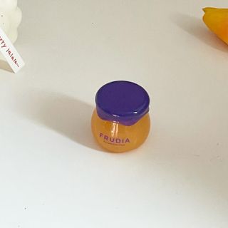 틱톡 [후르디아] 튼입술해결템 올리브영 블루베리 하이드레이팅 허니 립밤 — 5점을 준 리뷰어가 2023년 12월 올린 사용 사진