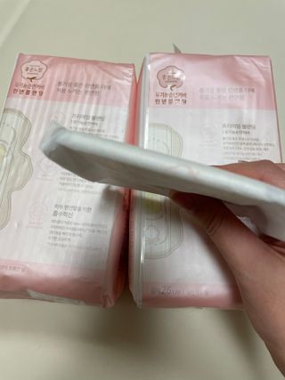 나무드 [유한킴벌리] 좋은느낌 유기농 순면 린넨블렌딩 생리대,롱라이너 중형 36매 1개 + 대형 32매 1개 — 5점을 준 리뷰어가 2021년 10월 올린 사용 사진