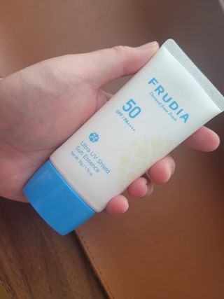 틱톡 [후르디아] 백탁NO! 화잘먹 수분광 선 에센스✨ — 4점을 준 리뷰어가 2023년 8월 올린 사용 사진