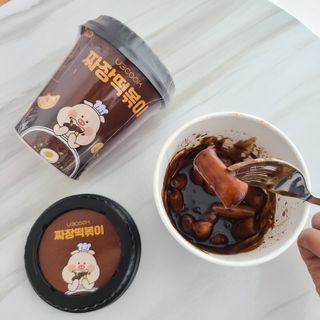 유비쿡 컵떡볶이 매운컵떡볶이2개/ 짜장컵떡볶이 2개  총 4개세트 — 5점을 준 리뷰어가 2021년 3월 올린 사용 사진