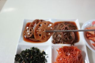 하나마이 [마마쿡] 전 청와대 천상현 셰프의 밑반찬  5종세트(소고기 장조림+연근조림+진미채+간장김자반+새우김자반) — 5점을 준 리뷰어가 2023년 4월 올린 사용 사진