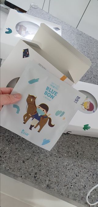 [블루 본 아이노우] 유아용 컬러마스크 40 PCS SET 2중 택 1 — 5점을 준 리뷰어가 2021년 4월 올린 사용 사진