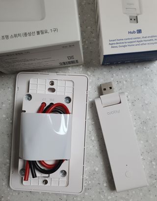 아카라 조명 스위치를 누워서 끄는 방법 (스마트 조명 스위치 2구 + 무선 리모트 스위치 1구 T1, 스마트 허브 E1) — 4점을 준 리뷰어가 2021년 12월 올린 사용 사진