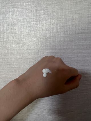 틱톡 [후르디아] 백탁NO! 화잘먹 수분광 선 에센스✨ — 4.5점을 준 리뷰어가 2023년 8월 올린 사용 사진