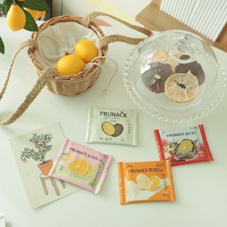 프루낵 제주감귤 초코12봉입 4종(화이트초코,다크초코,요구르트초코,콜라초코)  57.6g(4.8g*12봉입) — 5점을 준 리뷰어가 2022년 10월 올린 사용 사진