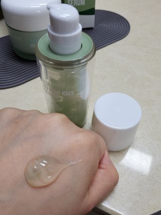 김정문알로에 큐어 큐어 알로에 리프레쉬 젤리 세럼, 큐어 알로에 하이드로 젤리 크림 — 3점을 준 리뷰어가 2021년 4월 올린 사용 사진