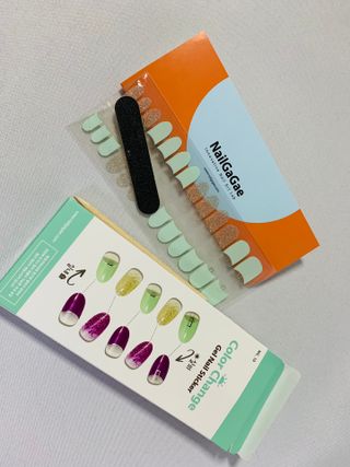 [네일가게] 햇빛에 닿으면 색이 변하는 신기한 햇살 반전 네일스티커 — 5점을 준 리뷰어가 2021년 8월 올린 사용 사진