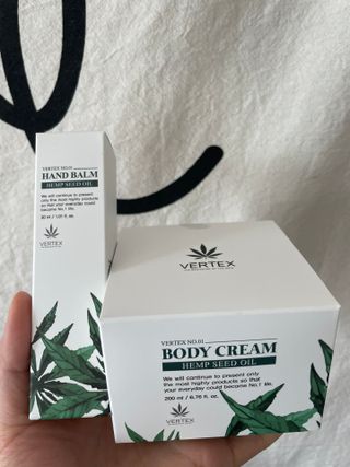 버텍스넘버원 버텍스 넘버원 햄프씨드오일 핸드밤, 바디크림 — 5점을 준 리뷰어가 2022년 3월 올린 사용 사진