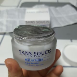 산수시 아쿠아 베네핏 24h 수부지 물광 속건조 수분크림 50ml — 5점을 준 리뷰어가 2021년 6월 올린 사용 사진