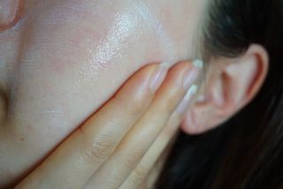 리더스코스메틱 리더스 카밍 바이오틱스 선 에센스 SPF 50+ PA++++ — 5점을 준 리뷰어가 2022년 5월 올린 사용 사진