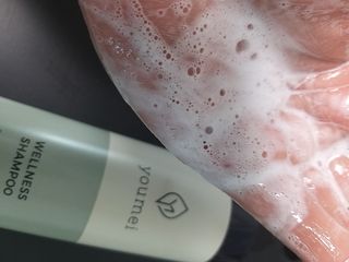 유메이 웰니스 샴푸 + 유메이 스칼프 브러쉬 — 5점을 준 리뷰어가 2022년 4월 올린 사용 사진