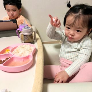 유비맘 캐릭터 실리콘 흡착 식판_색상 랜덤발송 — 5점을 준 리뷰어가 2021년 3월 올린 사용 사진