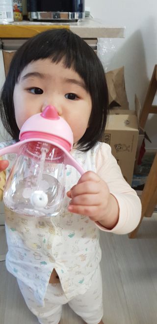 유비맘 트라이탄 코니빨대컵_컬러 랜덤 발송 — 5점을 준 리뷰어가 2021년 2월 올린 사용 사진