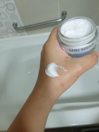 산수시 아쿠아 베네핏 24h 수부지 물광 속건조 수분크림 50ml — 5점을 준 리뷰어가 2021년 6월 올린 사용 사진