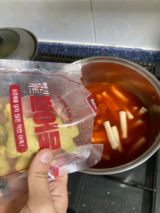 빨간키트 떡볶이 밀키트 2~3인분 매운맛 국물 떡볶이 만들기 쉬운 황금 레시피 분말 소스로 간편한 요리 — 5점을 준 리뷰어가 2021년 10월 올린 사용 사진