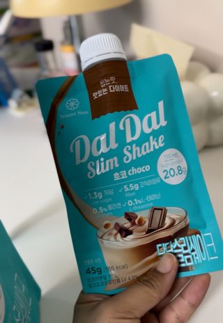 달달슬림쉐이크 구매평★달달슬림 맛있는 단백질 쉐이크 파우치 다이어트 식사대용 프로틴 파우더 보충제 — 5점을 준 리뷰어가 2025년 8월 올린 사용 사진