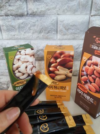 짜먹는 이지견과 짜먹는 이지아몬드, 짜먹는 이지허니피넛, 짜먹는 이지캐슈넛 각 10g X  10포 — 5점을 준 리뷰어가 2021년 2월 올린 사용 사진