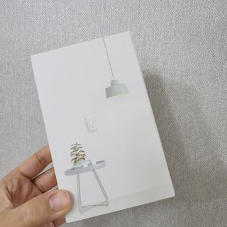 아카라 조명 스위치를 누워서 끄는 방법 (스마트 조명 스위치 2구 + 무선 리모트 스위치 1구 T1, 스마트 허브 E1) — 5점을 준 리뷰어가 2021년 11월 올린 사용 사진