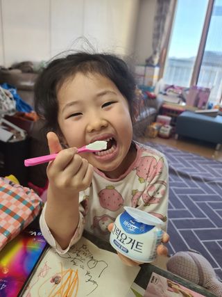 매일바이오 그릭요거트 오리지널 플레인 4개, 로스터리 커피믹스 4개 — 5점을 준 리뷰어가 2021년 12월 올린 사용 사진