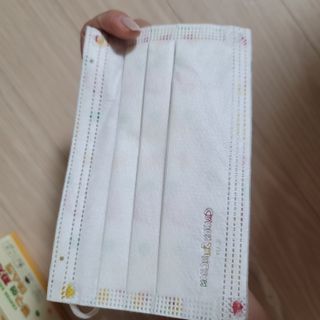 [숨그림]  덴탈마스크 짱구 우리아이 그리고 내가 쓰는 믿을수있는 케릭터 마스크  16종 — 5점을 준 리뷰어가 2021년 10월 올린 사용 사진