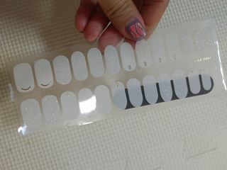 [네일가게] 햇빛에 닿으면 색이 변하는 신기한 햇살 반전 네일스티커 — 5점을 준 리뷰어가 2021년 8월 올린 사용 사진
