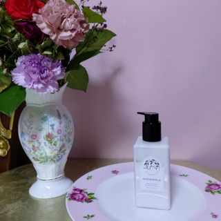 줄라이 모닝 _ JULY MORNING 줄라이모닝 하이드레이팅 퍼퓸드 바디앤핸드 에멀젼 — 5점을 준 리뷰어가 2021년 12월 올린 사용 사진