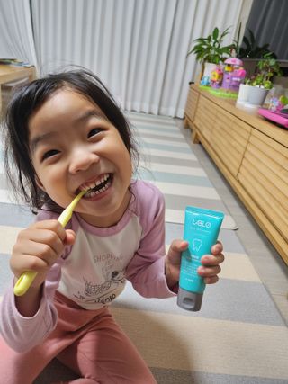 치과에서 쓰는 치약 _ 라벨제로 저불소 꼬마, 키즈, 유아, 베이비, 주니어 안전한 어린이치약 — 5점을 준 리뷰어가 2022년 11월 올린 사용 사진