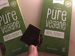 당류2g 자일리톨로 단맛을낸 슈카 퓨어비건 무설탕초콜릿 Xucker vegan 2개입 — 5점을 준 리뷰어가 2021년 4월 올린 사용 사진