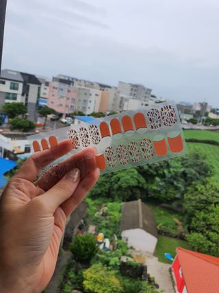 [네일가게] 햇빛에 닿으면 색이 변하는 신기한 햇살 반전 네일스티커_B — 5점을 준 리뷰어가 2021년 8월 올린 사용 사진