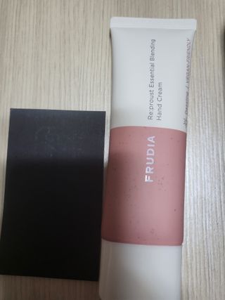 [후르디아] 끈적임 없는 착한성분 비건  핸드크림 3종 — 5점을 준 리뷰어가 2021년 10월 올린 사용 사진