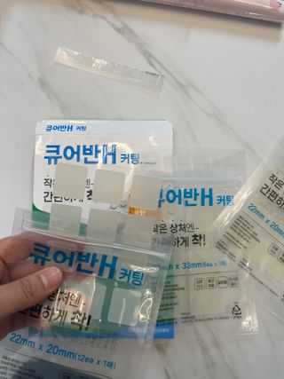 [큐어반H 커팅] 간편하게 떼서 쓰는 자외선차단 습윤밴드 (1팩/30매입) — 5점을 준 리뷰어가 2022년 11월 올린 사용 사진